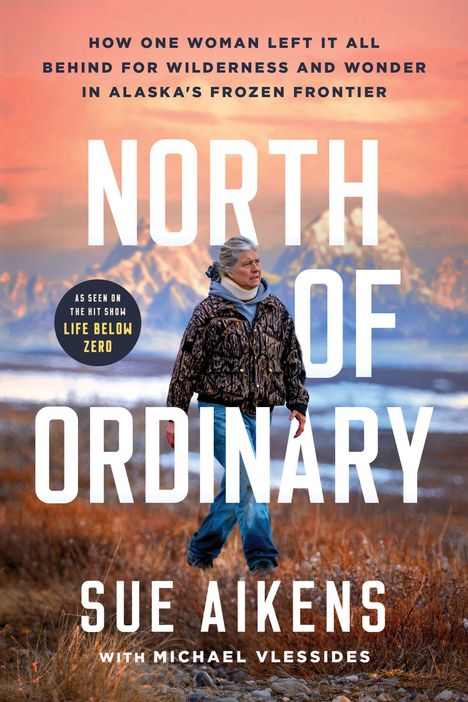 „NORTH OF ORDINARY“ in großen Buchstaben. Frau in Winterkleidung, Berge im Hintergrund, Text zur Show „Life Below Zero“.