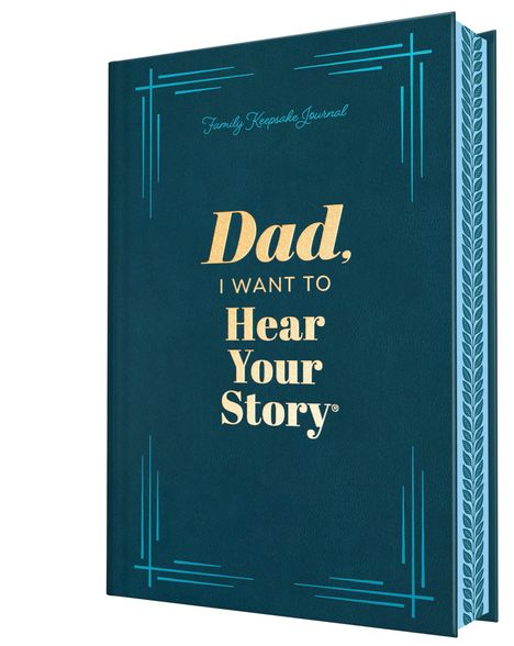 Text: "Dad, I Want to Hear Your Story." Grünes Buch mit gelbem Schriftzug, dekorativen Linien und blauer Verzierung an der Buchkante.