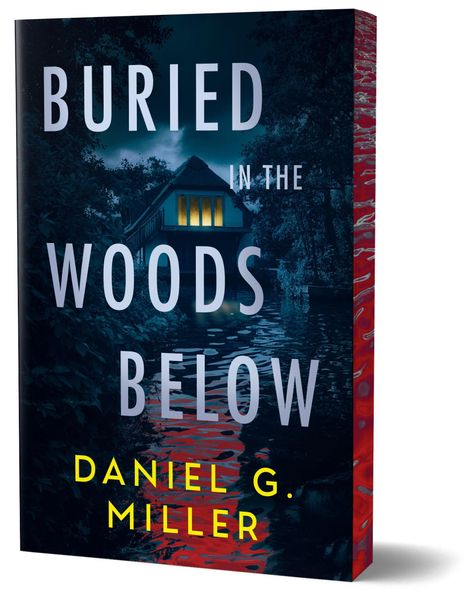 Text: "BURIED IN THE WOODS BELOW" oben und "DANIEL G. MILLER" unten. Ein dunkles Haus im Wald mit leuchtendem Fenster am Wasser.
