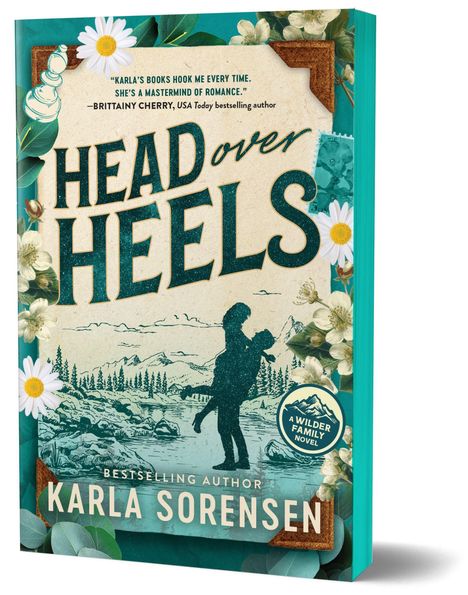 „HEAD over HEELS“ von Karla Sorensen. Blumen rahmen eine Berglandschaft mit einem Paar ein.