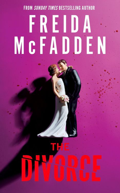 „FROM SUNDAY TIMES BESTSELLING AUTHOR FREIDA McFADDEN THE DIVORCE“; Figur eines Hochzeitspaares vor pinkem Hintergrund.