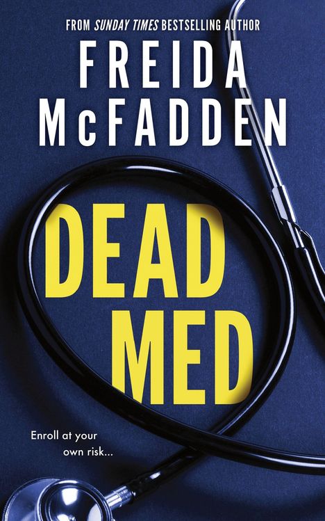Titel: DEAD MED. Autor: Freida McFadden. „Enroll at your own risk...“. Abgebildetes Stethoskop auf dunkelblauem Hintergrund.