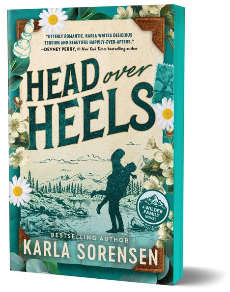 "HEAD over HEELS" ist der Titel. Naturkulisse mit einem Paar. Blumen und ein Schachfigur-Element sind zu sehen.