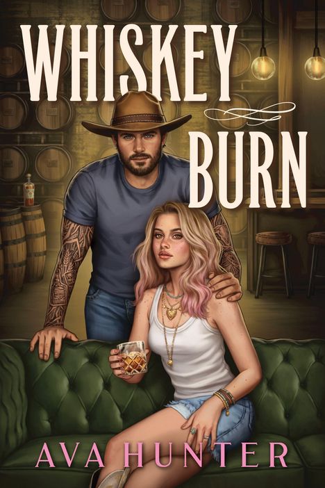 „WHISKEY BURN“ und „AVA HUNTER“. Illustration: Mann mit Cowboyhut und tätowiertem Arm steht hinter einer Frau mit Drink.