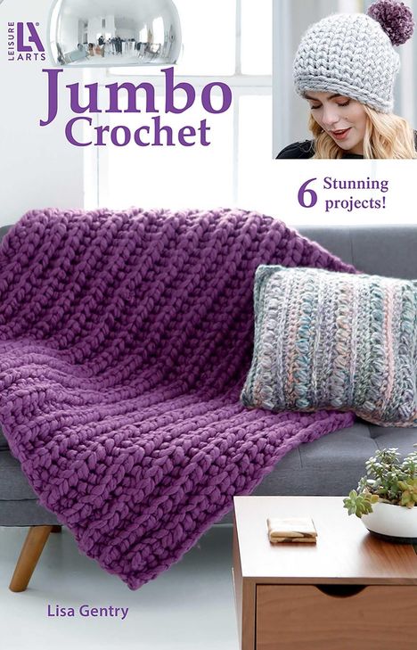 "Jumbo Crochet", "6 Stunning projects!", "Lisa Gentry". Dicke lila Decke und graues Kissen auf einem Sofa.