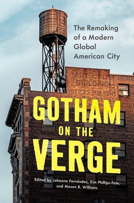 Der Text „GOTHAM ON THE VERGE“ steht groß auf einem Gebäude mit Wasserturm. Darunter die Editoren und der Untertitel einer Stadt.