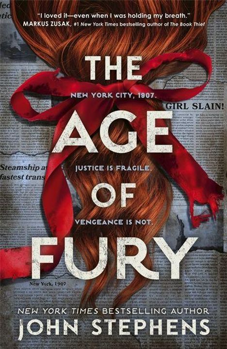 „The Age of Fury“, New York City, 1907. Rotes Band auf Zeitung, Zitat von Markus Zusak, Name John Stephens.