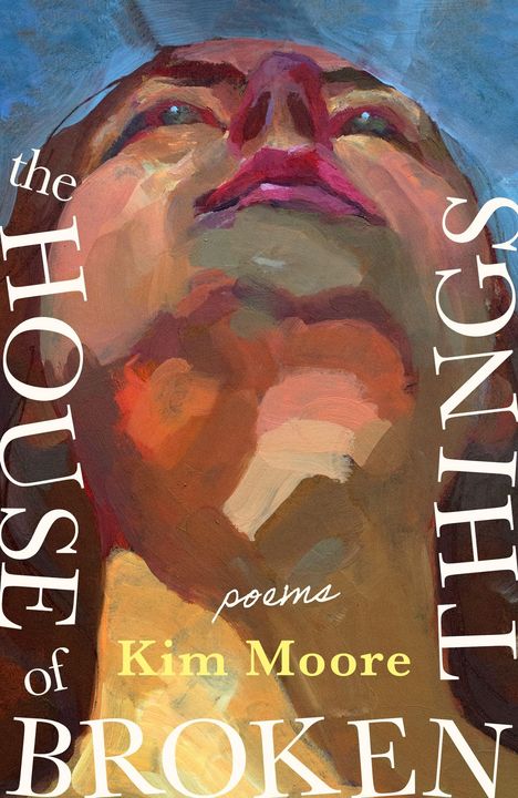 „The House of Broken Things: Poems, Kim Moore“ steht über einem Gemälde mit Blick auf ein nach oben schauendes Gesicht.
