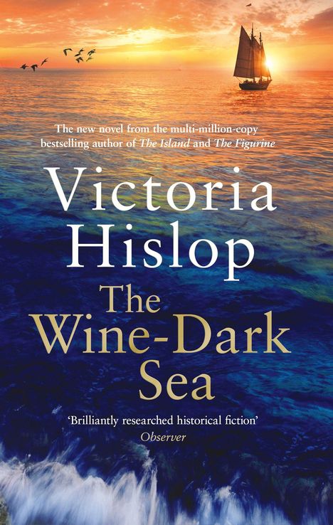 „Victoria Hislop: The Wine-Dark Sea“ steht über Sonnenuntergang auf Meer, mit segelndem Schiff und fliegenden Vögeln.