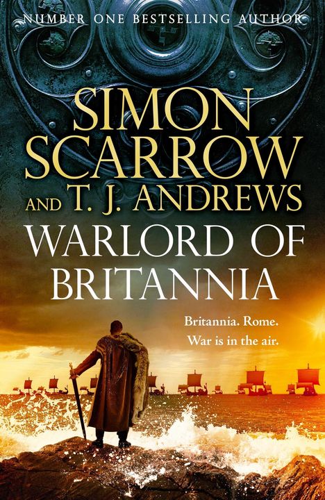 Titel: "Warlord of Britannia". Ein Krieger mit Umhang und Schwert steht am Meer, im Hintergrund Segelschiffe bei Sonnenuntergang.