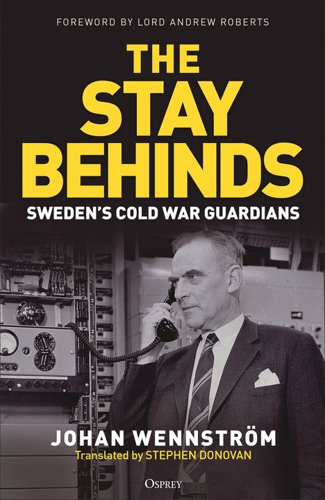 Oben steht: "THE STAY BEHINDS: SWEDEN'S COLD WAR GUARDIANS". Darunter ein Mann mit Telefon vor alter Technik.