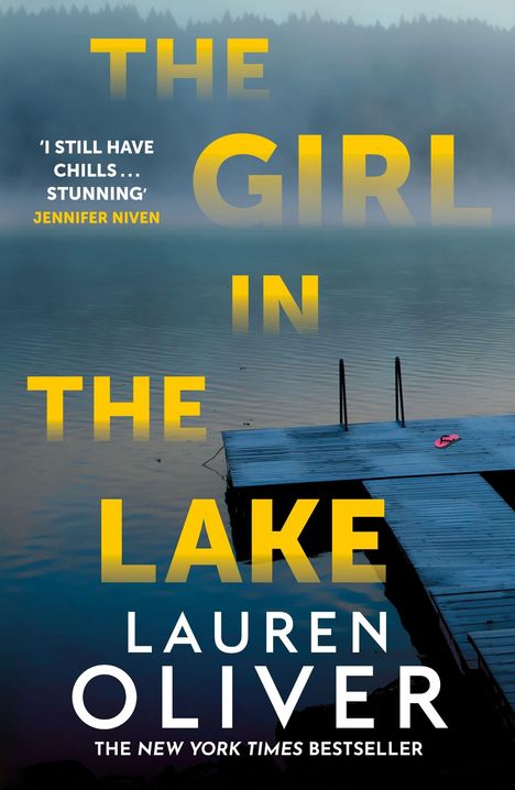 "The Girl in the Lake" Lauren Oliver. Ein Steg ragt in einen nebligen See hinaus, darauf liegt ein pinker Flip-Flop.