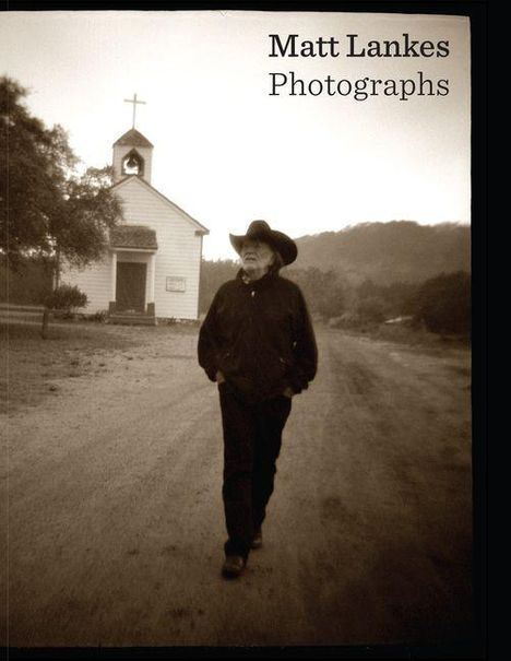 Text: "Matt Lankes Photographs". Ein Mann mit Hut geht auf einem Feldweg; im Hintergrund eine kleine Kirche.