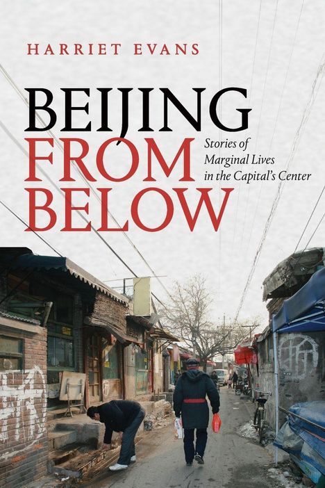 Oben: "Harriet Evans - Beijing From Below". Darunter Menschen in einer engen Gasse mit alten Gebäuden links und rechts.