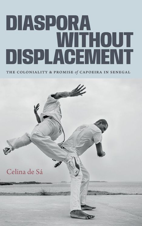Titel: "DIASPORA WITHOUT DISPLACEMENT". Zwei Menschen führen Capoeira am Strand aus.