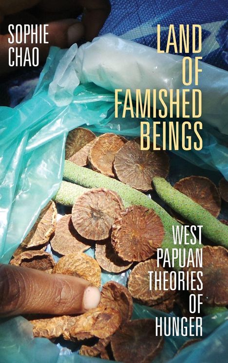 "LAND OF FAMISHED BEINGS" steht in gelber Schrift. Darunter in Weiß: "WEST PAPUAN THEORIES OF HUNGER". Hände halten Samen in Plastik.