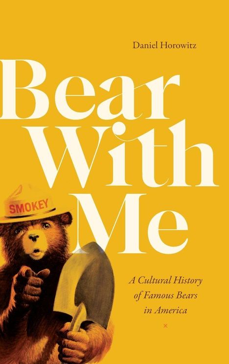 „Bear With Me“, „A Cultural History of Famous Bears in America“. Ein Bär mit Hut und Schaufel deutet nach vorn.