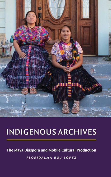 "Indigenous Archives" von Floridalma Boj Lopez. Zwei Frauen in bunter traditioneller Kleidung sitzen auf Treppen.