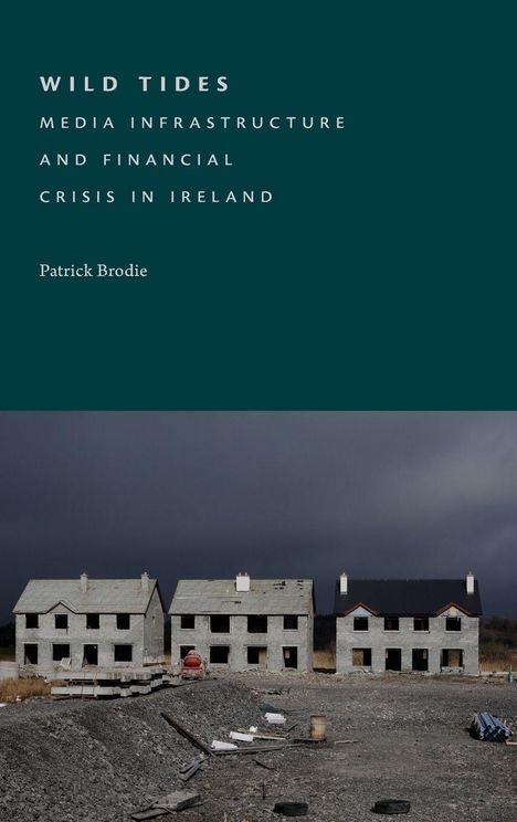 Text: Wild Tides: Media Infrastructure and Financial Crisis in Ireland. Patrick Brodie. Graue, unvollendete Häuser vor dunklem Himmel.