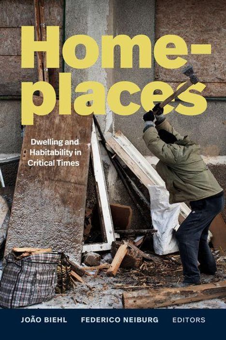 "Home-places: Dwelling and Habitability in Critical Times" steht in großen Buchstaben. Ein Mann schlägt mit einer Axt Bretter.