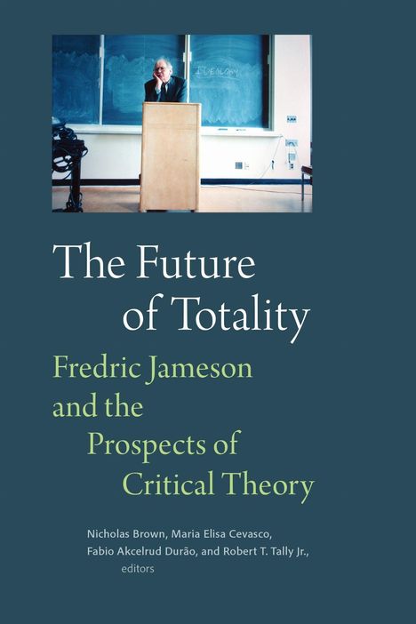 "The Future of Totality: Fredric Jameson and the Prospects of Critical Theory." Ein Mann steht nachdenklich vor einer Tafel.