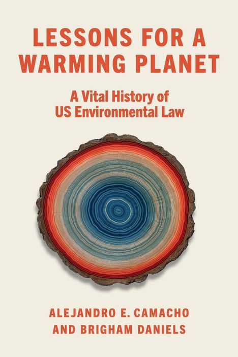 Titel: Lessons for a Warming Planet. Autoren: Alejandro E. Camacho und Brigham Daniels. Baumringe in Rot und Blau.
