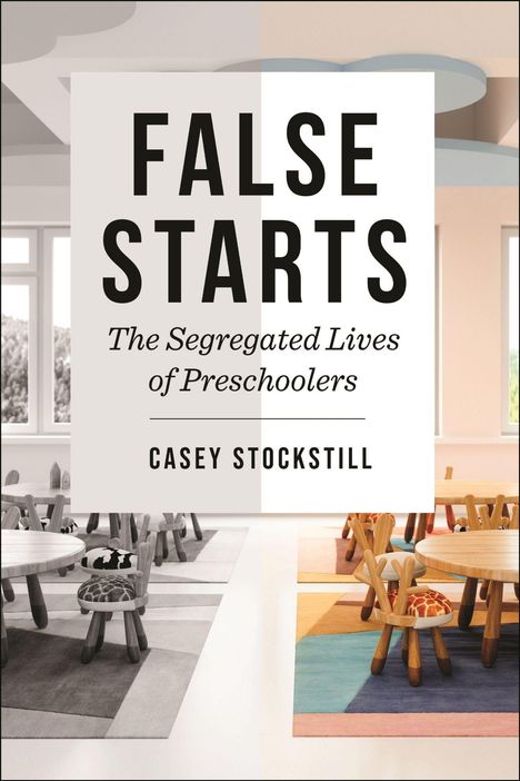 „FALSE STARTS: The Segregated Lives of Preschoolers“ von Casey Stockstill. Halb farbige, halb schwarz-weiß Kinderstühle.