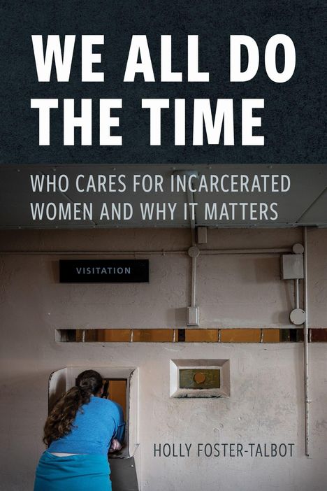 „WE ALL DO THE TIME“ und „WHO CARES FOR INCARCERATED WOMEN AND WHY IT MATTERS“ stehen groß oben. Eine Frau im blauen Pulli lehnt sich in eine Besuchskabine.