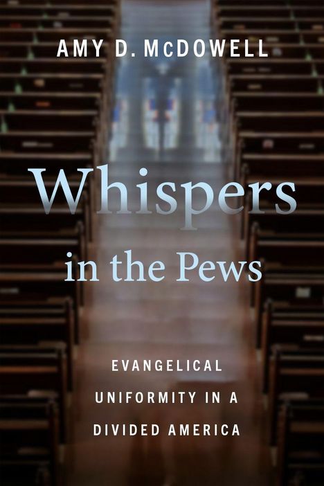 „Whispers in the Pews“, darunter „Evangelical Uniformity in a Divided America“. Sicht auf leere Kirchenbänke.