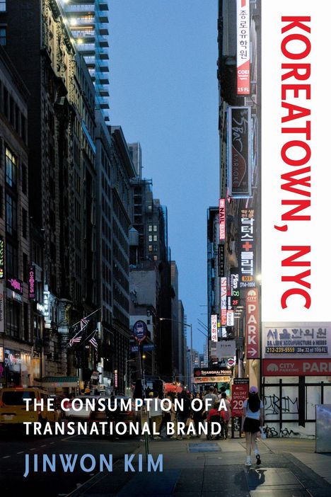 "KOREATOWN, NYC. The Consumption of a Transnational Brand. Jinwon Kim." Straßenszene mit neonbeleuchteten Schildern.