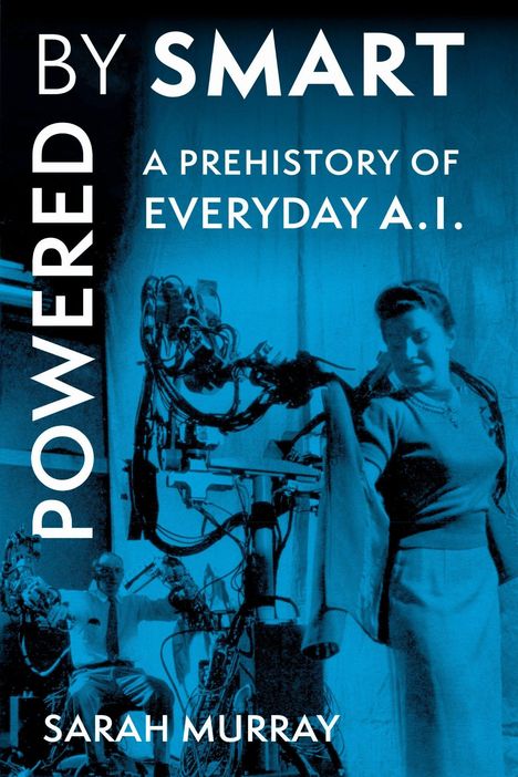 Text: "POWERED BY SMART - A PREHISTORY OF EVERYDAY A.I. - SARAH MURRAY". Zwei Personen und Maschinen im Hintergrund.