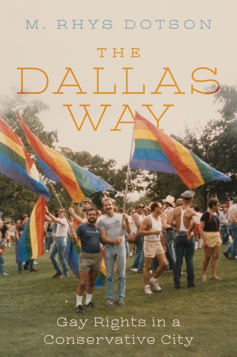 Titel: "THE DALLAS WAY". Untertitel: "Gay Rights in a Conservative City". Menschen mit Regenbogenflaggen im Freien.