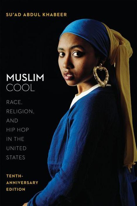 „Muslim Cool: Race, Religion, and Hip Hop in the United States, Tenth-Anniversary Edition“ von Su'ad Abdul Khabeer. Eine Frau im Profil, trägt blauen Hijab und goldene Ohrringe.