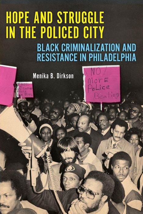 Text: "Hope and Struggle in the Policed City", "Black Criminalization and Resistance in Philadelphia", "Menika B. Dirkson". Ein Foto zeigt Menschen in einer Demonstration, einige halten Plakate, andere sprechen über Megafone in einer Versammlung.