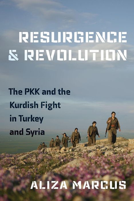 "Resurgence & Revolution", "The PKK and the Kurdish Fight in Turkey and Syria", "Aliza Marcus". Menschen wandern in hügeliger Landschaft.
