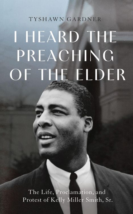 Titel: "I Heard the Preaching of the Elder". Autor: Tyshawn Gardner. Ein Mann im Anzug, Schwarz-Weiß-Porträt.