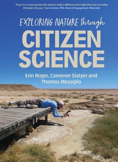 „Exploring Nature through Citizen Science“ von Erin Roger, Cameron Slatyer und Thomas Mesaglio. Mann auf Steg in Wüste.