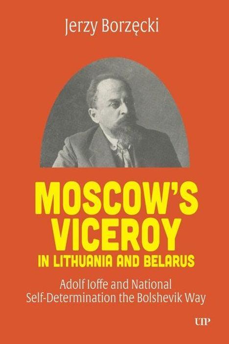 „Moscow’s Viceroy in Lithuania and Belarus“ von Jerzy Borzęcki. Schwarzweiß-Porträt eines Mannes vor orangenem Hintergrund.