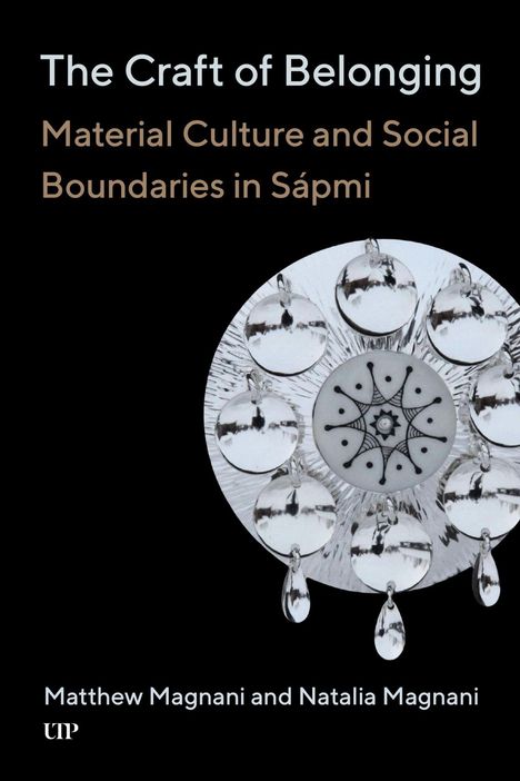 "The Craft of Belonging: Material Culture and Social Boundaries in Sápmi." Illustration eines silbernen Schmuckstücks.