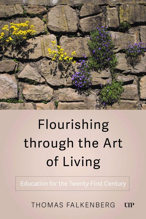 "Flourishing through the Art of Living" und "Education for the Twenty-First Century". Steinmauer mit gelben und violetten Blumen.