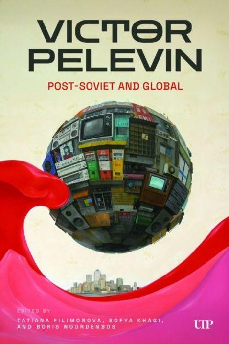 „Victor Pelevin: Post-Soviet and Global“. Eine Weltkugel aus alten Fernsehern, umgeben von roten Stoff. Kleine Stadt am unteren Rand.