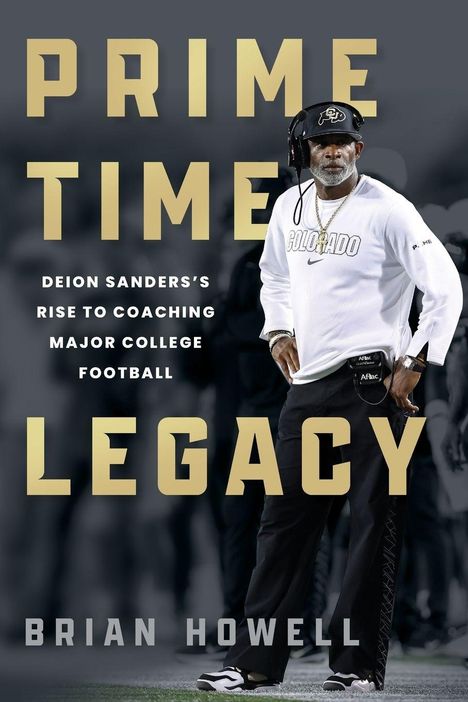 PRIME TIME LEGACY, Deion Sanders' Aufstieg im College Football, Brian Howell. Coach in Sportkleidung auf Spielfeld.