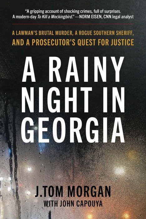 Eine regennasse Fensterscheibe mit Texten: „A RAINY NIGHT IN GEORGIA“ und Autoren „J. TOM MORGAN WITH JOHN CAPOUYA“.