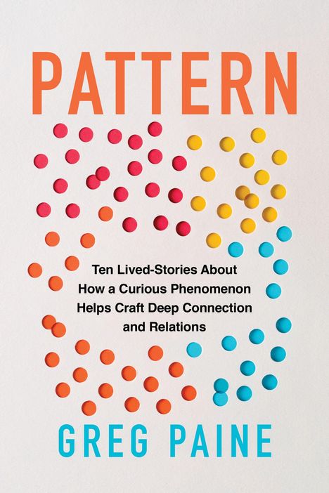 „PATTERN“ in Orange, darunter Text über Geschichten und Verbindungen, mit bunten Punkten dekoriert. Autor: Greg Paine.