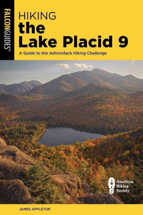 HIKING the Lake Placid 9: A Guide to the Adirondack Hiking Challenge, Felsvorsprung, See, bewaldete Hügel im Herbst.