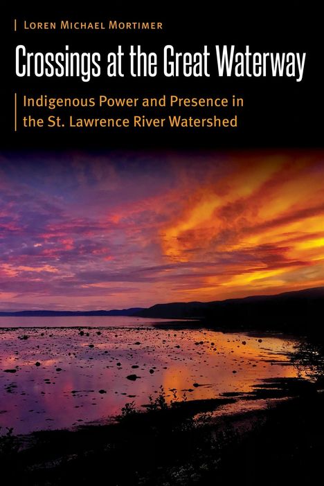 Oben: "Loren Michael Mortimer". Titel: "Crossings at the Great Waterway". Untertitel: "Indigenous Power and Presence in the St. Lawrence River Watershed". Ein Sonnenuntergang über einem Fluss.