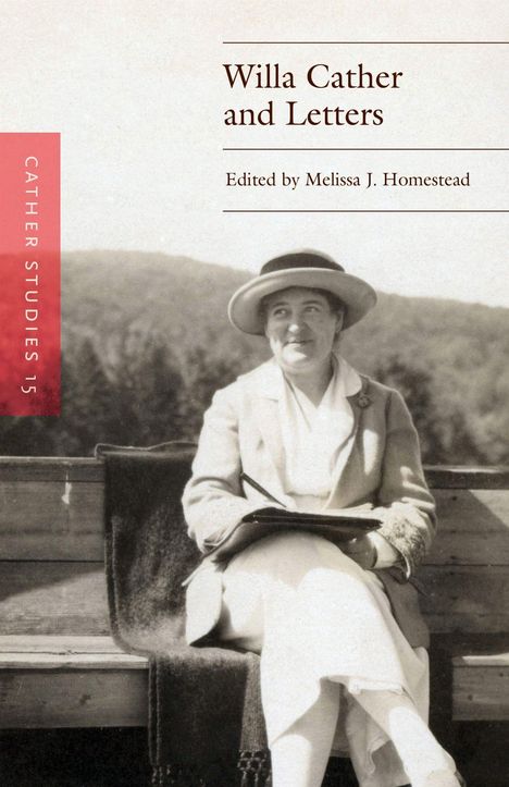 „Willa Cather and Letters“, bearbeitet von Melissa J. Homestead. Schwarz-weißes Foto einer Frau auf einer Bank.