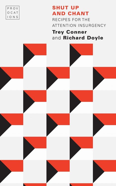 Text: "SHUT UP AND CHANT. RECIPES FOR THE ATTENTION INSURGENCY. Trey Conner and Richard Doyle."
Visuelles Muster: Rot-Schwarz-Weiß geometrisch.