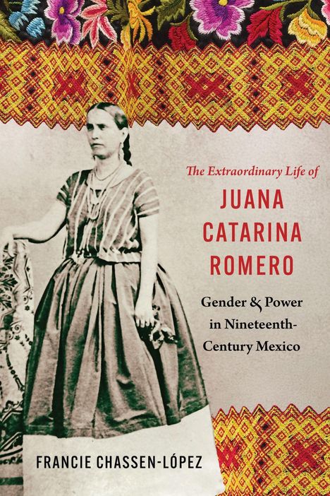 „The Extraordinary Life of Juana Catarina Romero“ in roten Buchstaben. Vintage-Foto einer Frau mit traditioneller Kleidung.