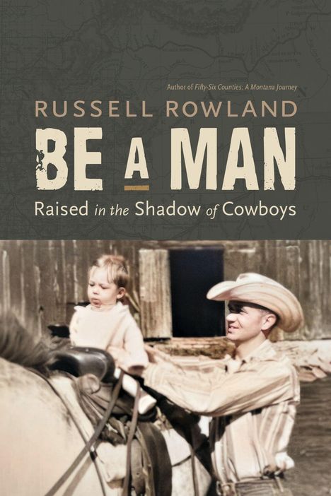 "Russell Rowland, BE A MAN, Raised in the Shadow of Cowboys." Ein Mann hält ein Kind auf einem Pferd vor einem Holzgebäude.